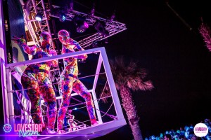 Zentai dans act performing